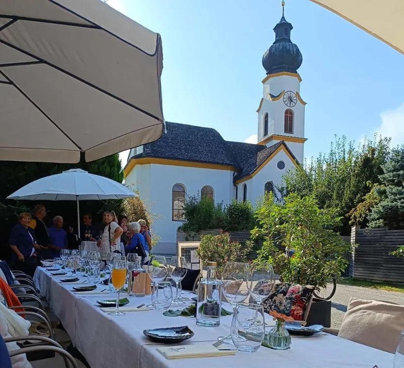 Lange gedeckte Tafel im Garten vor der Aflinger Kirche