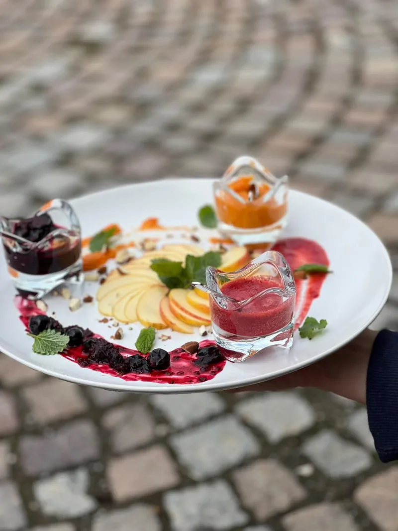Obstteller und kleine Gläser auf dem Gartentisch