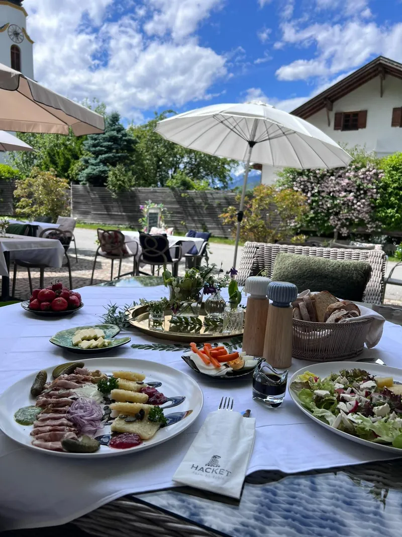 Essen auf einem gedeckten Gartentisch in der Hofschank
